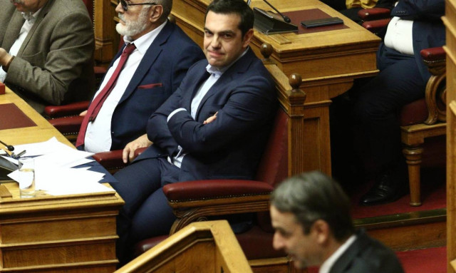 «Χαρτοπόλεμος» ΣΥΡΙΖΑ – ΝΔ για τον «καταστροφολόγο» Μητσοτάκη
