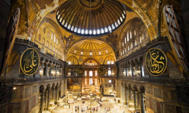 Κάλεσμα μουσουλμάνων για προσευχή έξω από την Αγιά Σοφιά