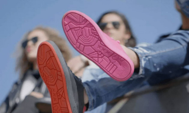 Τι άλλο θα σκεφτούν! Δείτε τα πρώτα παπούτσια φτιαγμένα από… τσίχλες (Vid)