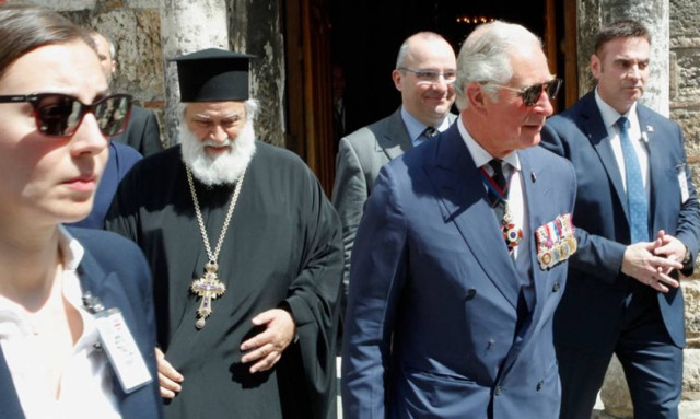 Κάρολος: Ένας πρίγκιπας με ξηλωμένο κουμπί και σκισμένη τσέπη! (pics)