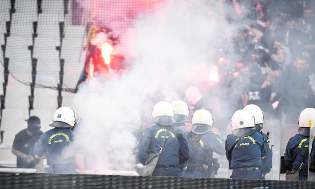 Τελικός Κυπέλλου: Επεισόδια οπαδών της ΑΕΚ και του ΠΑΟΚ στο ΟΑΚΑ - Μολότοφ, χημικά και ξύλο