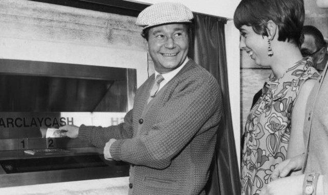 Σαν σήμερα το 2010 πέθανε ο μηχανικός και εφευρέτης του ΑΤΜ, Τζον Σέφερντ - Μπάρον