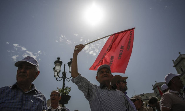 ΤΩΡΑ: Στους δρόμους οι συνταξιούχοι σε Αθήνα και Θεσσαλονίκη