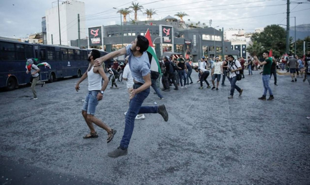 Πορεία για τη σφαγή στη Γάζα: Πετροπόλεμος και χημικά έξω από την πρεσβεία του Ισραήλ (pics)