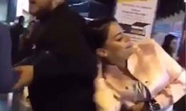 Έπιασε τον σύζυγό της με την ερωμένη στο αεροδρόμιο και τους έσυρε από τα μαλλιά (vid)