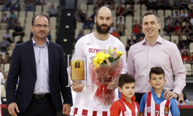 Η βράβευση του Βασίλη Σπανούλη από τον CEO της Stoiximan, Γιώργο Δασκαλάκη