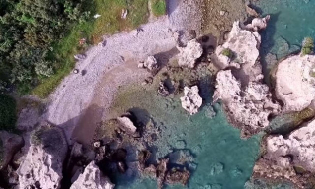 H μυστική παραλία με τα γαλάζια νερά στην Εθνική Αθηνών – Πατρών που σίγουρα δεν γνωρίζεις (vid)