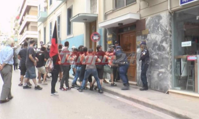 Πάτρα: Ξύλο και χημικά έξω από συμβολαιογραφείο για τους πλειστηριασμούς (vid)