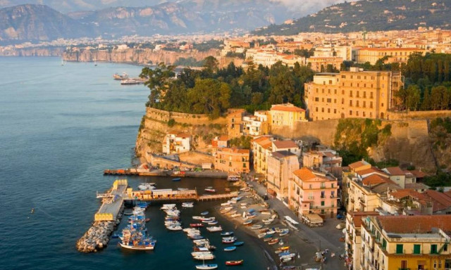 «Ήταν δώδεκα, όλοι τους νέοι και γυμνοί»: Σοκάρει το θύμα του ομαδικού βιασμού σε ιταλικό ξενοδοχείο