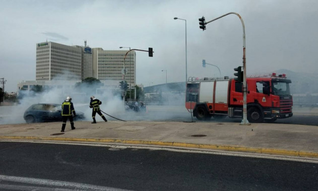 Συναγερμός στην Κηφισίας: Αυτοκίνητο τυλίχθηκε στις φλόγες στο «δαχτυλίδι»
