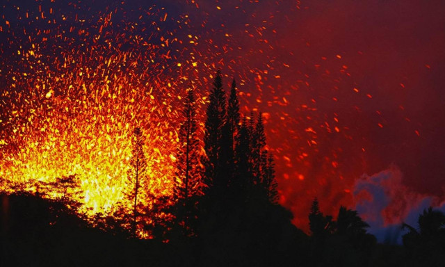 Συγκλονιστικές εικόνες: Δείτε σε πρώτο πλάνο την έκρηξη του ηφαιστείου Κιλαουέα στη Χαβάη (Vid)