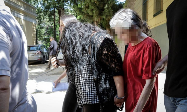 Πετρούπολη: Σε κατ' οίκον περιορισμό η 19χρονη παιδοκτόνος - Στη φυλακή η μάνα της