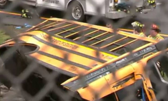 ΗΠΑ: Σφοδρή σύγκρουση σχολικού λεωφορείου με απορριμματοφόρο - Τουλάχιστον 2 νεκροί (vid)