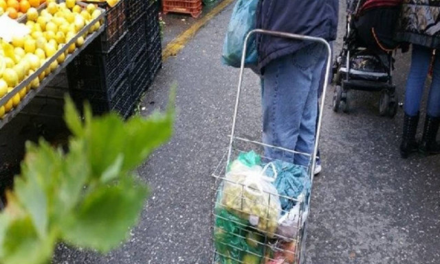 Θεσσαλονίκη: Άγριο ξύλο μεταξύ Πακιστανών για το ποιος θα... πρωτοπουλήσει λαθραία σε λαϊκή αγορά!