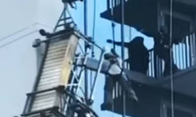 Βίντεο σοκ: Υπάλληλοι καθαριότητας κρέμονται στον αέρα από τον 38ο όροφο - Οι δραματικές στιγμές