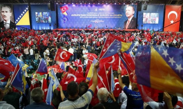 Σόου Ερντογάν στη Βοσνία: «Ψηφίστε τον άνδρα που σας έστειλε ο Θεός» (pics)