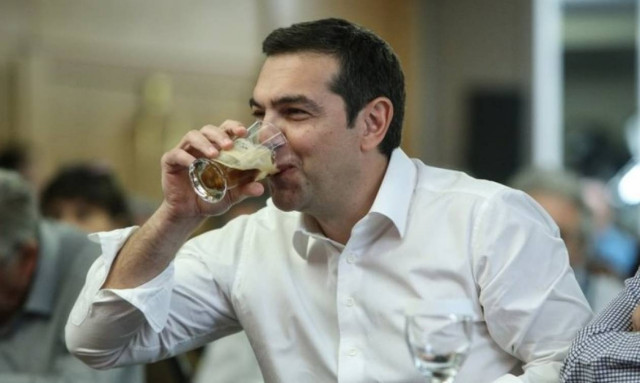 Τσίπρας όπως… Κάρολος: Ήπιε φρέντο χωρίς καλαμάκι (pics)