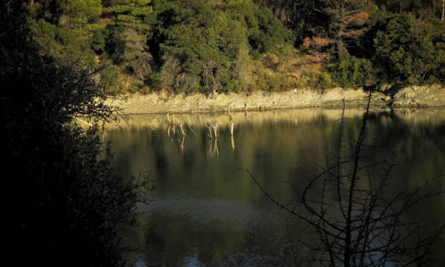 Αυτή είναι η εντυπωσιακή λίμνη που βρίσκεται μόλις μισή ώρα από την Αθήνα (photos)