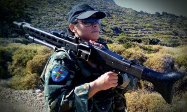 Αυτή είναι η πρώτη Ελληνίδα Εθνοφύλακας: Greek sniper με βολή «φαρμάκι»