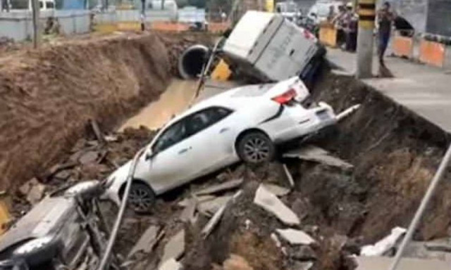 Απίστευτες εικόνες! Άνοιξε η γη και «κατάπιε» τρία αυτοκίνητα (vid)