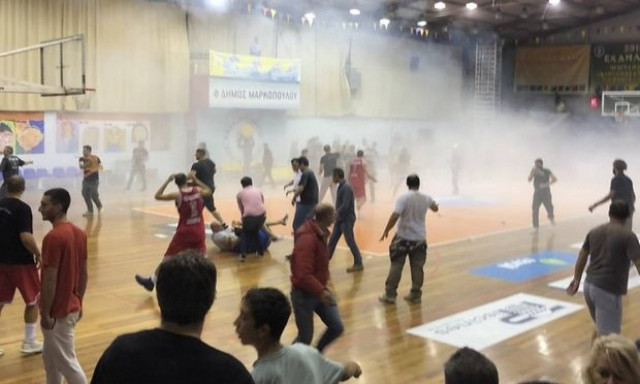 «Πόλεμος» στο παρκέ! Απίστευτο ξύλο και διακοπή σε αγώνα μπάσκετ της Β’ ΕΣΚΑ (vid)