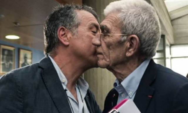 Ο Μπουτάρης παρακολουθεί συγκλονισμένος τον ξυλοδαρμό του (video)