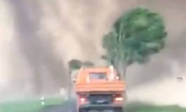 Απίστευτος Έλληνας οδηγός πέφτει σε ανεμοστρόβιλο και γίνεται viral σε όλον τον κόσμο (video)