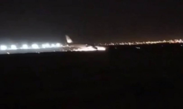 Τρόμος για 141 επιβάτες: Αναγκαστική προσγείωση με τη μύτη του αεροπλάνου να φλέγεται (vid)