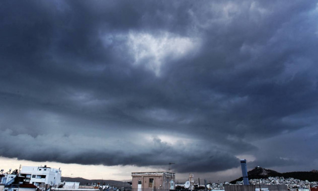 Έκτακτο δελτίο ΕΜΥ: Πώς θα προστατευτείτε από τα έντονα φαινόμενα που θα χτυπήσουν σε λίγες ώρες