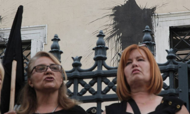 Συγκέντρωση συνταξιούχων έξω από το ΣτΕ (photos)