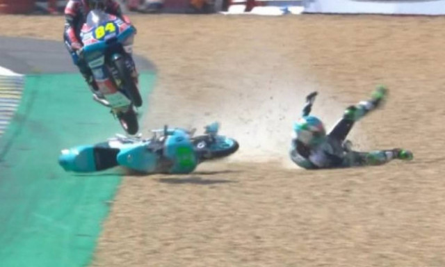 Απίστευτος αναβάτης! Δείτε τι «έσωσε» ο άνθρωπος πάνω στην στροφή (video)