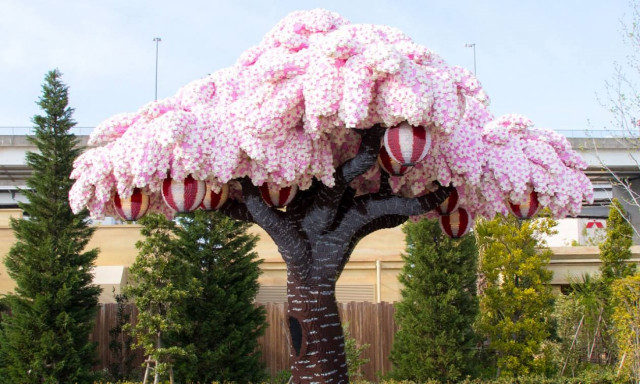 Viral: Ρεκόρ Γκίνες για την ανθισμένη κερασιά από 800 χιλιάδες LEGO (Pics+Vid)