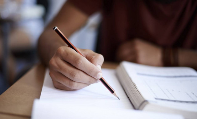 Πανελλήνιες 2018: Επιπλέον άδεια σε στρατιωτικούς που τα παιδιά τους δίνουν πανελλαδικές