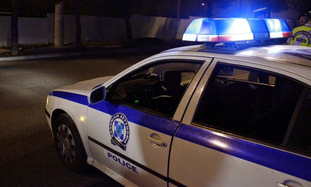 Ασπρόπυργος: Πυρπόλησαν αυτοκίνητα έξω από αστυνομικό τμήμα - Ήταν πειστήρια εγκλήματος