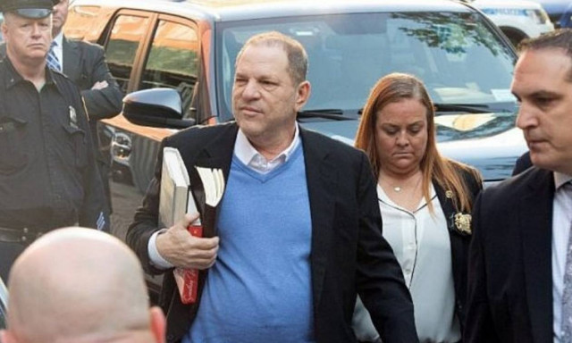 Συγκλονίζουν τα θύματα του Γουάινστιν: «Σε πιάσαμε Χάρβεϊ, αυτή η μέρα είναι δική μας» (video)