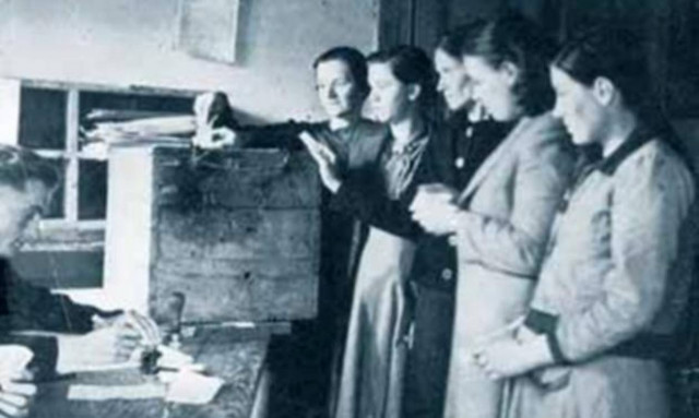 Σαν σήμερα το 1952 ψηφίζεται ο νόμος που κατοχυρώνει το δικαίωμα ψήφου στις γυναίκες