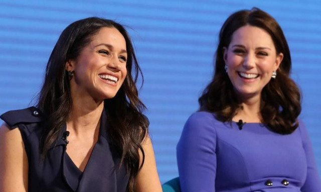 Γιατί η Μέγκαν Μαρκλ πρέπει να υποκλίνεται κάθε φορά που βλέπει την Κέιτ Μίντλετον;