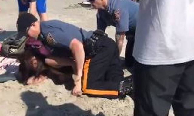 Βίντεο ΣΟΚ: Αστυνομικοί χτυπούν με γροθιές στο κεφάλι γυναίκα σε παραλία