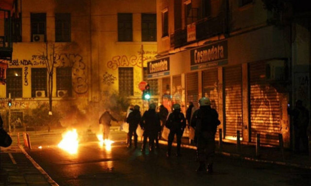 Τρίτη νύχτα επεισοδίων στα Εξάρχεια με «βροχή» από μολότοφ