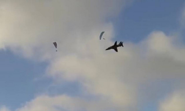 Βίντεο του τρόμου – Μαχητικό περνά «ξυστά» από αλεξιπτωτιστές: Καρέ – καρέ οι σοκαριστικές στιγμές