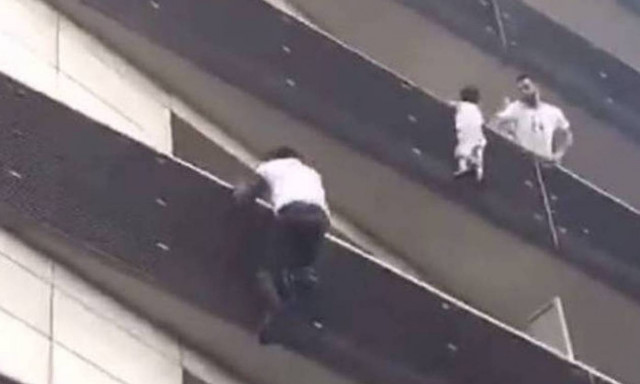 Γαλλία: Ο 4χρονος που κρεμόταν στο κενό είχε πέσει ήδη 5 μέτρα και ο πατέρας του έπαιζε Pokemon Go!