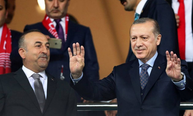 Μαθήματα… δημοκρατίας από Τσαβούσογλου: Bγήκε μπροστά για το «δικτάτορα Ερντογάν»