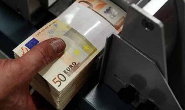 Βγαίνουν τα λεφτά από το στρώμα και επιστρέφουν στις τράπεζες