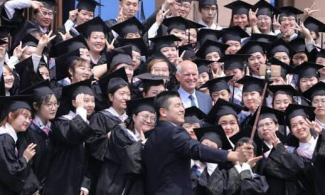 Κινέζοι φωτογραφίζουν τον Παπανδρέου