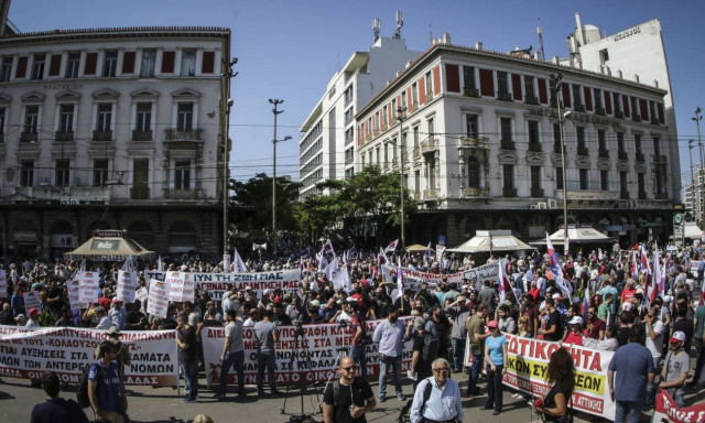 Απεργία ΓΣΕΕ - ΑΔΕΔΥ: Σε εξέλιξη οι συγκεντρώσεις και οι πορείες σε Αθήνα και Θεσσαλονίκη (pics)