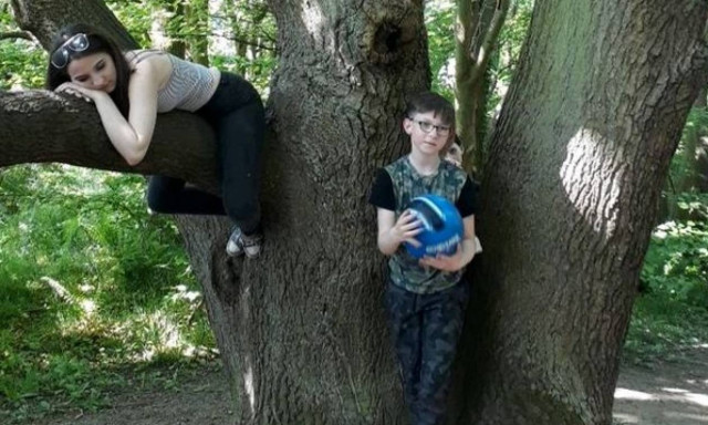 Μητέρα έχασε τον ύπνο της όταν είδε ΑΥΤΟ πίσω από το γιο της! (pics)