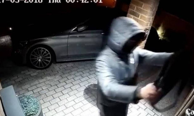 Δείτε πώς κλέβουν πολυτελή αυτοκίνητα μέσα σε 20 δευτερόλεπτα! (vid)