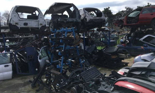 Θεσσαλονίκη: Έκαναν «φύλλο και φτερό» τα κλεμμένα αυτοκίνητα και πουλούσαν ανταλλακτικά (pics)