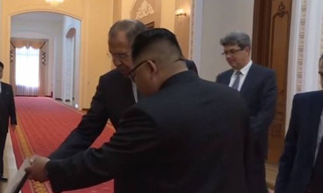 Το... μυστηριώδες δώρο του Λαβρόφ στον Κιμ Γιονγκ Ουν - Εφικτή η συνάντηση με Πούτιν (vid)