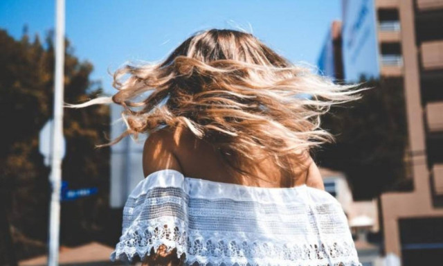 Hair inspo: Εύκολα χτενίσματα για να υποδεχθείς τον Ιούνιο